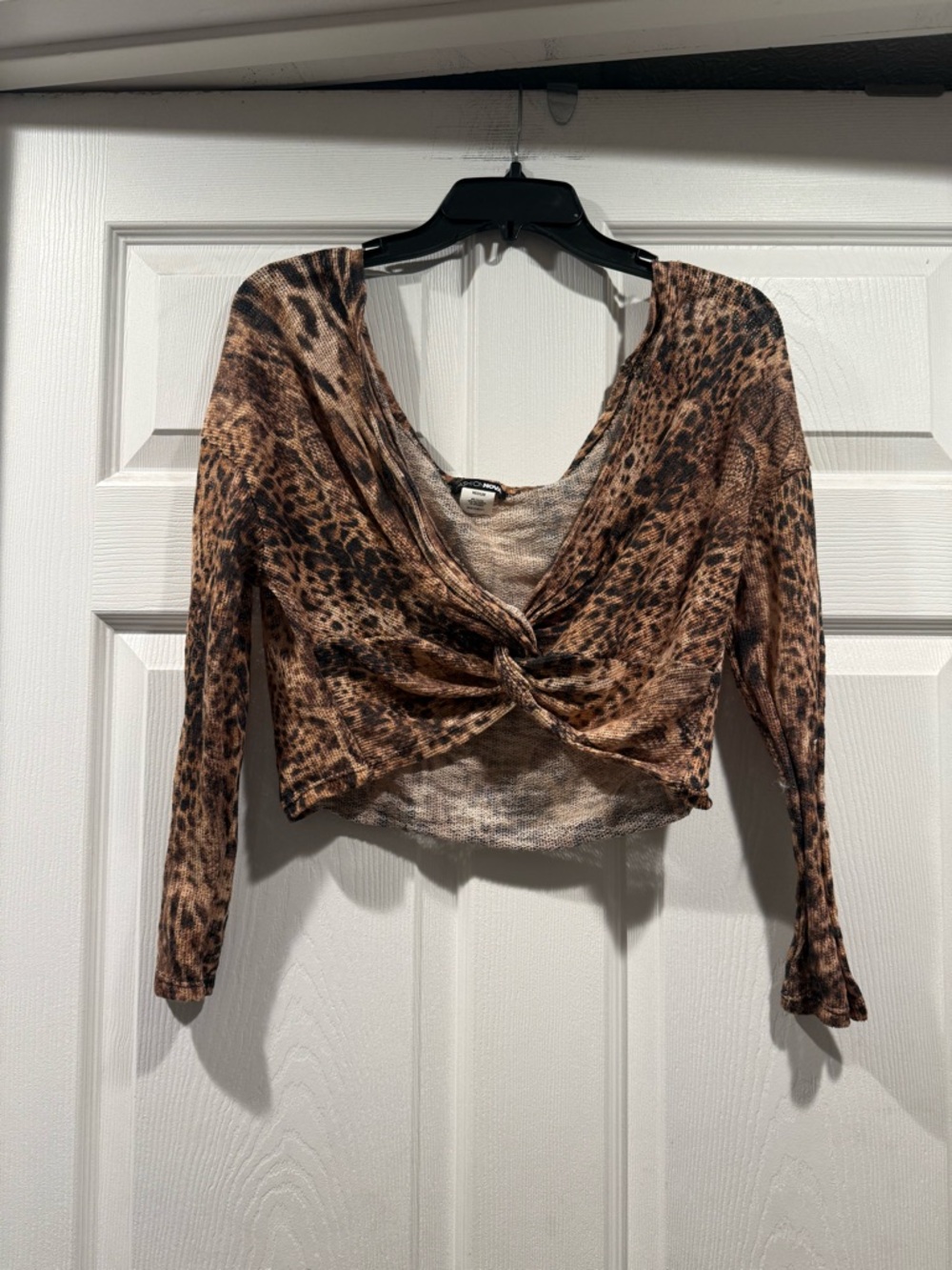 Fashion Nova Leopard Twist-Front Long Sleeve Crop Top - Brown & Black. Size M